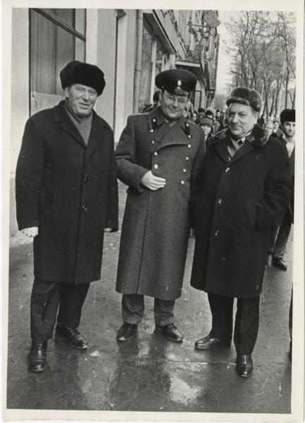 Виктор Темин. Групповой снимок на улице, 1 января 1980 - 31 января 1987