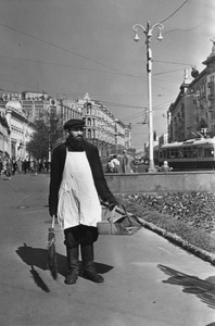Из серии «Дворники Москвы», 1950-е, г. Москва. Сейчас Тверская улица.Выставка «10 фотографий: дворники» с этим снимком.