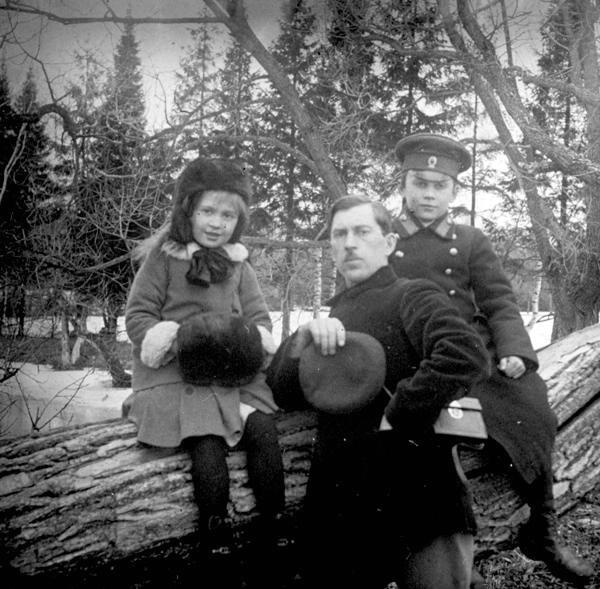 Без названия, 1914 - 1916. Иван Васильевич Авдонин с детьми.Выставка «Забытый аксессуар» с этой фотографией.