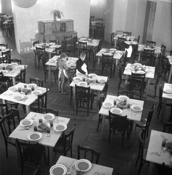 Столовая в школе-интернате в Пушкине, 1956 год. Выставки: «В школу!» и&nbsp;«Bon appetit!» с этой фотографией.&nbsp;