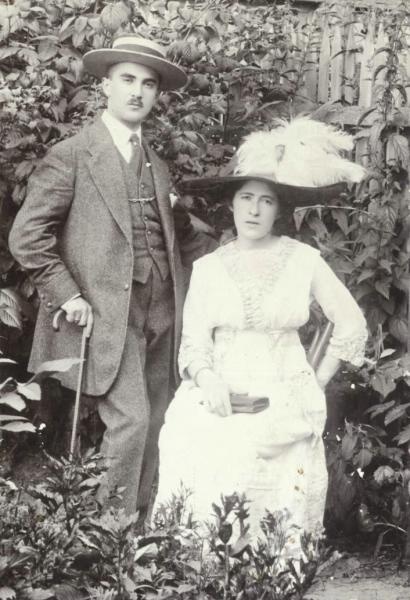 Портрет мужчины и женщины, 1900-е. Выставка «Без погон, но в шляпе» с этой фотографией.