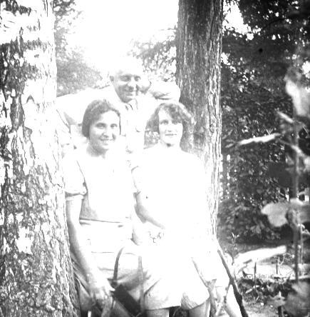 Две женщина и мужчина в палисаднике, 1920-е