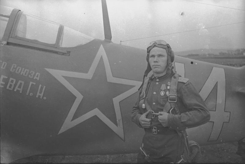 Летчик-истребитель Герой Советского Союза Иван Кожедуб, 1944 год
