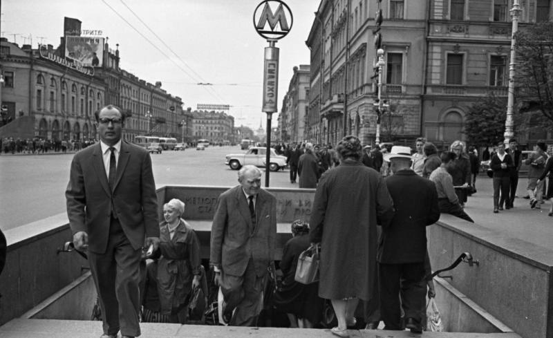 У выхода из подземного перехода станции метро «Невский проспект», 1965 год, г. Ленинград