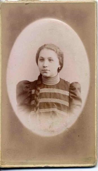 Портрет девушки с длинной косой, 1897 - 1902, г. Санкт-Петербург