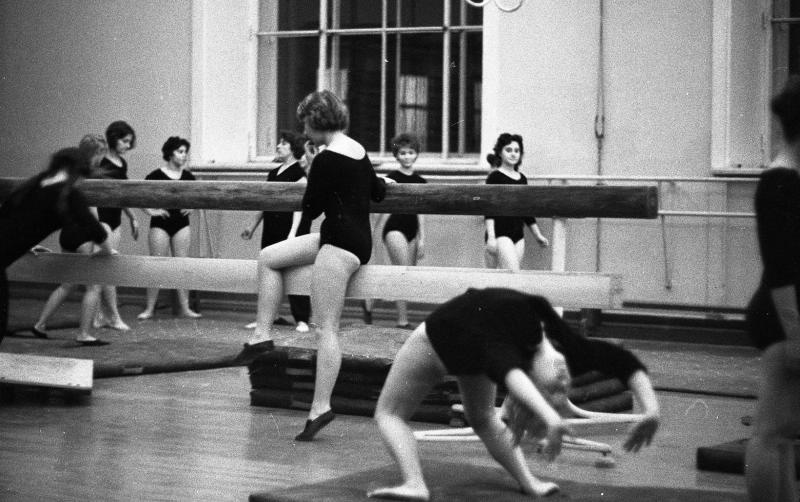 Девушки на занятиях гимнастикой, 1963 - 1964, г. Москва