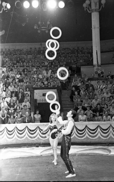 Жонглеры Аберт, 1959 - 1960, г. Москва. Московский цирк на Цветном бульваре. Жонглирует Эдуард Аберт.