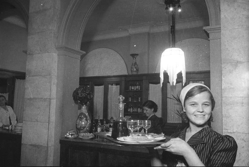 Центральный клуб металлургов. В столовой. Официантка с подносом, 1937 год, г. Магнитогорск. Выставка «Из истории общепита» с этой фотографией.