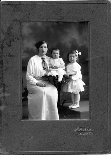 Портрет молодой женщины с двумя девочками, 1910-е, г. Владимир