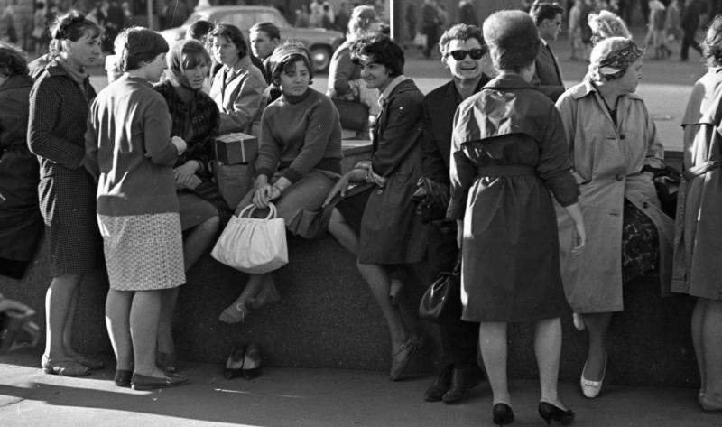У парапета подземного перехода. «За день находились...», 1965 год, г. Ленинград