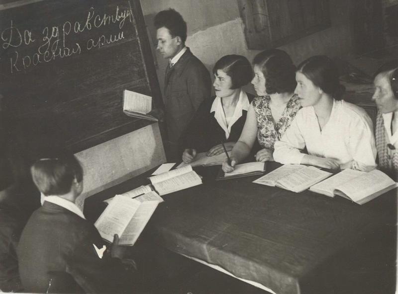 «В Красном уголке жены стахановцев Магнитки при организованных курсах повышают свою грамотность», 1939 год, Магнитогорск