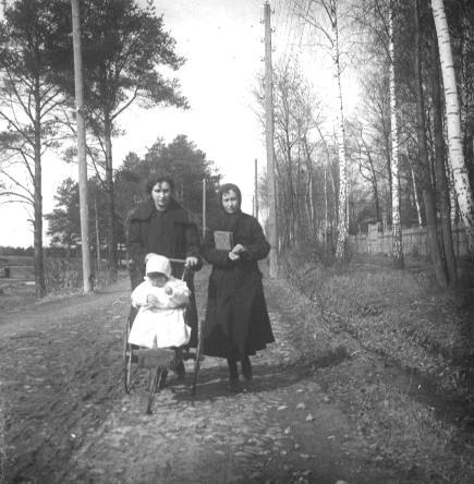 Прогулка, 1910-е. Слева — А. Н. Авдонина.