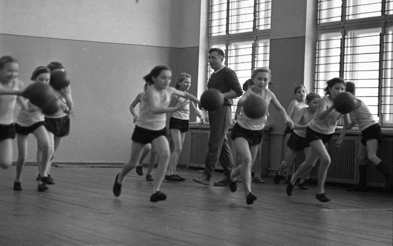 На занятиях физкультурой в школьном спортзале, 1961 - 1970