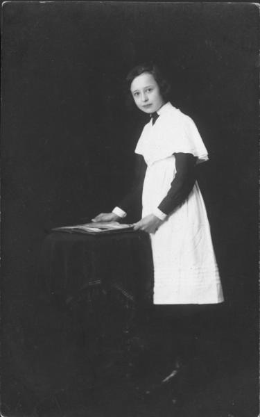 Портрет гимназистки, 1910 - 1915