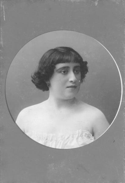 Портрет девушки с короткой стрижкой, 1915 - 1918, Киевская губ., г. Николаев