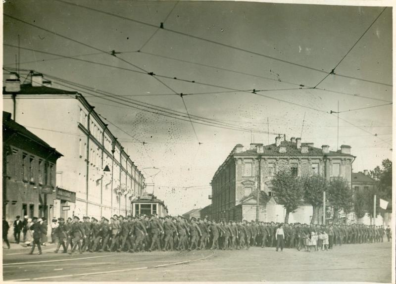Солдаты, переходящие дорогу, 1935 год