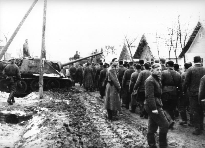 Похороны танкистов, декабрь 1944. Похороны Ефимова (комбата третьего танкового батальона 27 гвардейской танковой бригады), погибшего в Венгрии в декабре 1944 года.