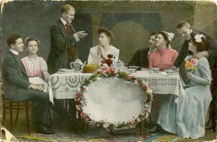 Чайный стол, 1910-е. Выставка «Лучшие фотографии. Чайные церемонии» с этим снимком.