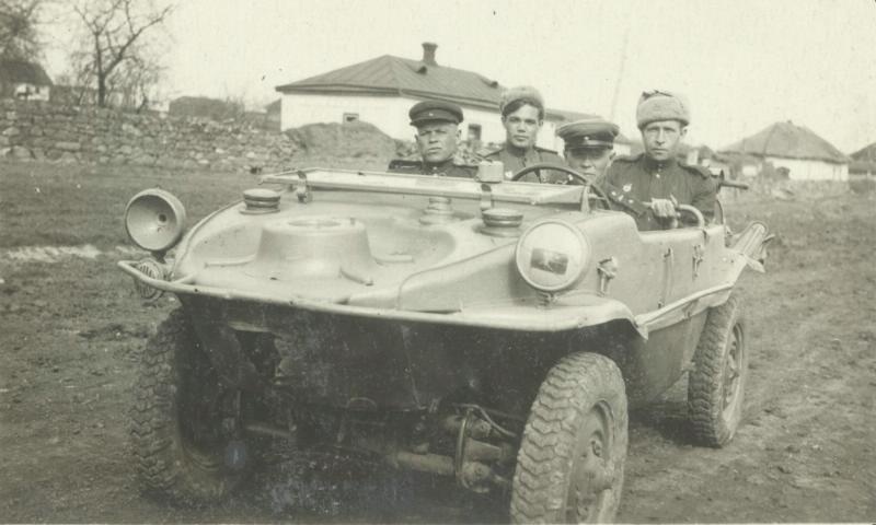 Портрет военных, 1943 - 1944. Крайний справа – фотограф Арон Замский.