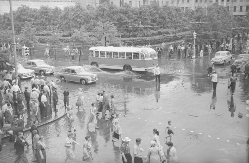 Угол Кузнецкого моста и Неглинной после дождя, 1957 год, г. Москва. Выставка: «Соблюдайте правила!» с этой фотографией.