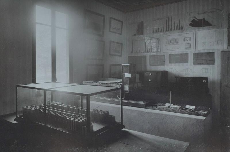 Модели вагонов в зале министерства транспорта, 28 апреля 1906 - 11 ноября 1906, Италия, г. Милан. Всемирная выставка 1906 года в Милане.