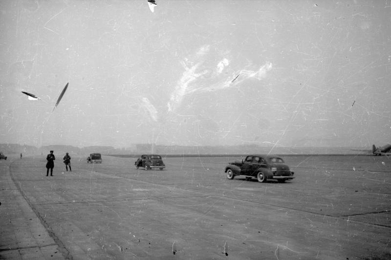 Легковые машины на аэродроме, 1945 год, Германия, г. Берлин