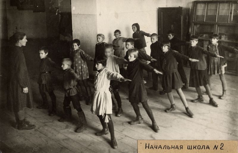 Урок физкультуры в начальной школе №2 города Мурома, 1936 год, Горьковский край, г. Муром. Выставки: «На уроках» и&nbsp;«В школу!» с этой фотографией.