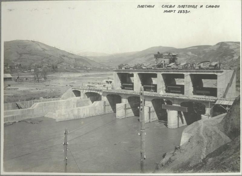 Плотина. Слева плотоход и сифон, март 1933, Грузинская ССР. Строительство началось в 1928 году, первый гидроагрегат пущен 1933 году. С 2007 года Рионская ГЭС принадлежит чешской компании.