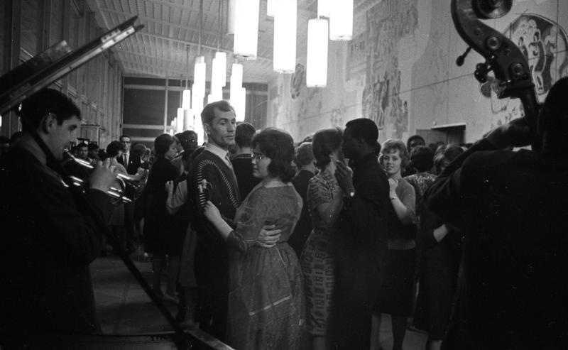 На вечере дружбы. Танцы, 1963 - 1964, г. Москва. Выставка «Одной приятной летней ночью...» с этой фотографией.&nbsp;