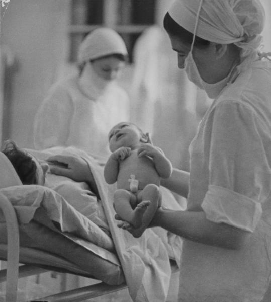 Рождение, 1950-е. Выставка «День матери» с этой фотографией.