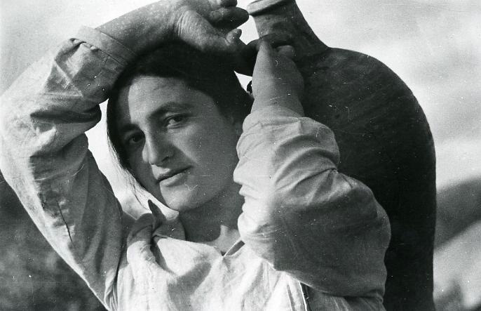 Девушка с кувшином, 1930-е, Кавказ
