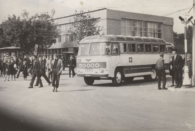 50-тысячный автобус ПАЗ-652Б у проходной Павловского автобусного завода, 1967 год, г. Павлово