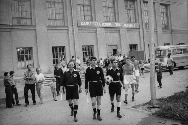 Судьи по футболу около стадиона, 1967 год, Волгоградская обл., г. Волжский. Выставка «Все на матч!» с этой фотографией.