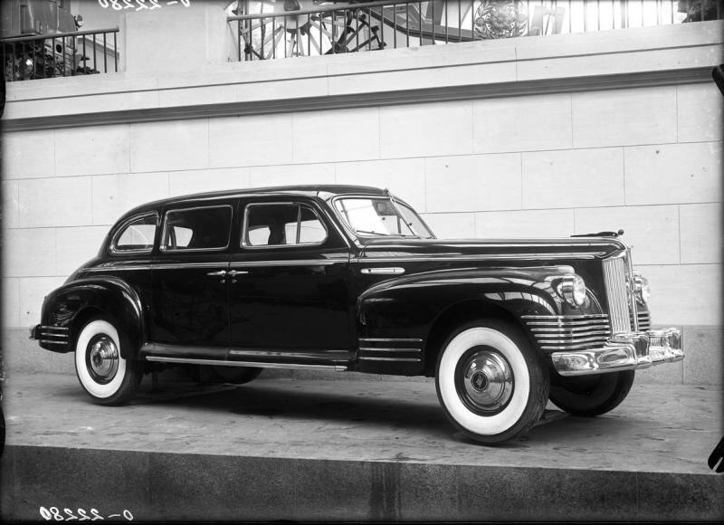 Легковой автомобиль ЗИС-110, 1954 - 1956, г. Москва. Авторство снимка приписывается Е. И. Баженову.Выставка «ЗИЛ: осталась только легенда» с этой фотографией.&nbsp;