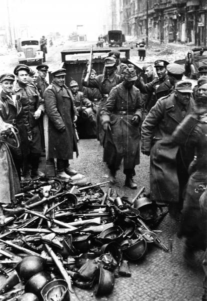 Капитуляция в Берлине, май 1945, Германия, г. Берлин. Выставка «Фотографии Марка Редькина» с этим снимком.