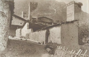 Улица в Местии, 1928 год, Грузинская ССР, с. Местиа. Из серии «Типы Сванетии, жилище, быт, культ».