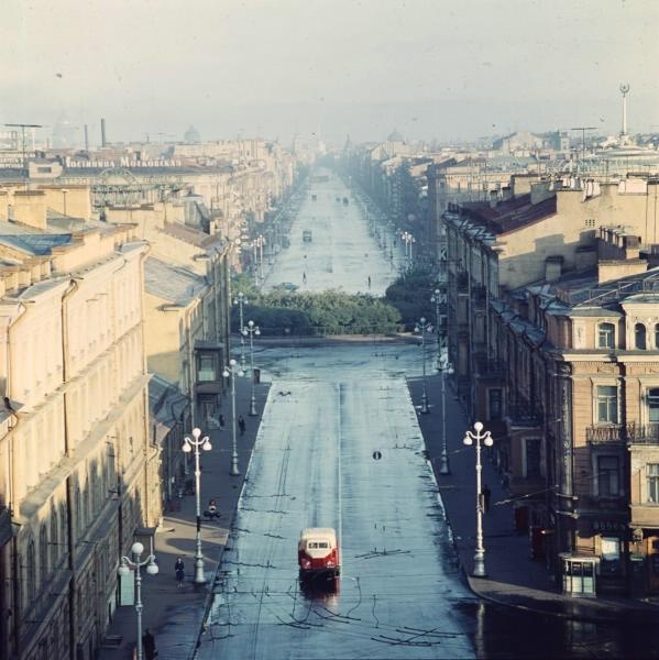 Невский проспект утром, 1961 - 1969, г. Ленинград. Выставка «Пустые улицы двух столиц» с этой фотографией.&nbsp;