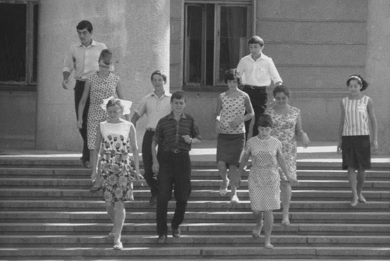 Фото "Девушки и юноши на лестнице", 1967 год, Волгоградская обл., г ...