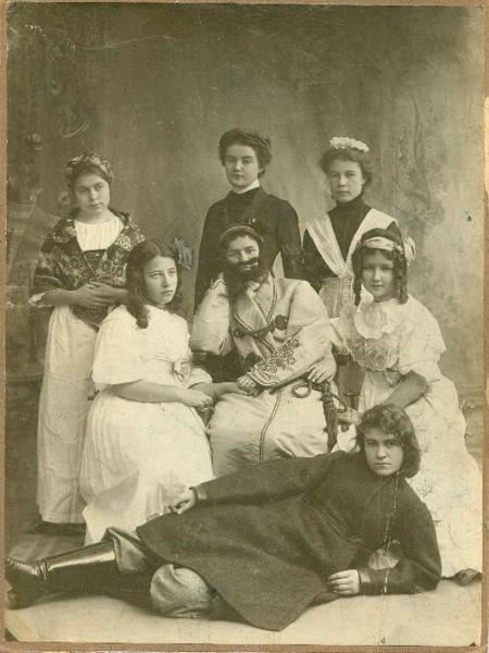 Групповой портрет девушек в театральных костюмах, 1900-е