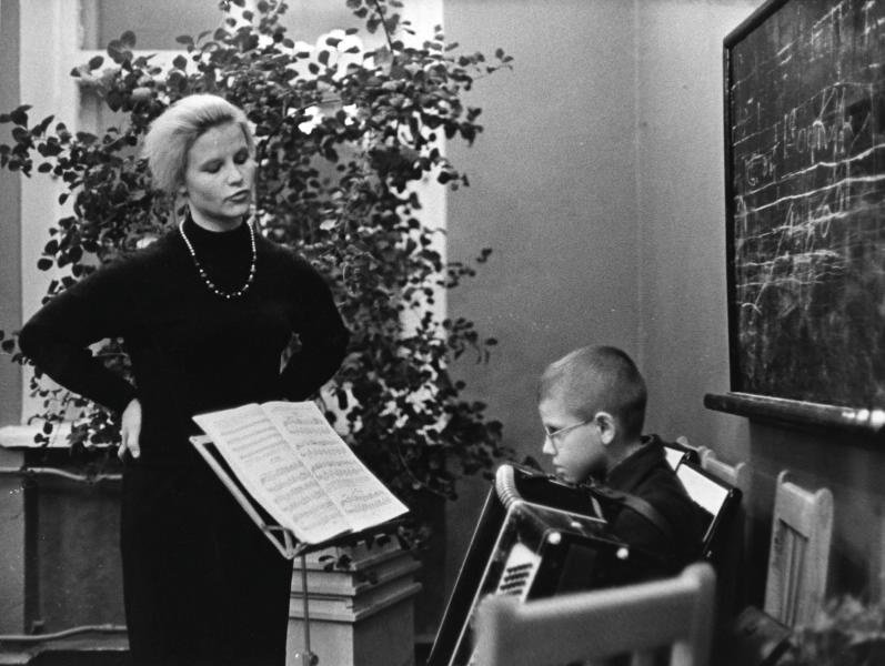 В музыкальной школе, 1965 год, г. Норильск. Выставка «В школу!» с этой фотографией.