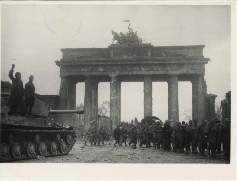 Колонна пленных немцев проходит Бранденбургские ворота, 2 мая 1945, Германия, г. Берлин