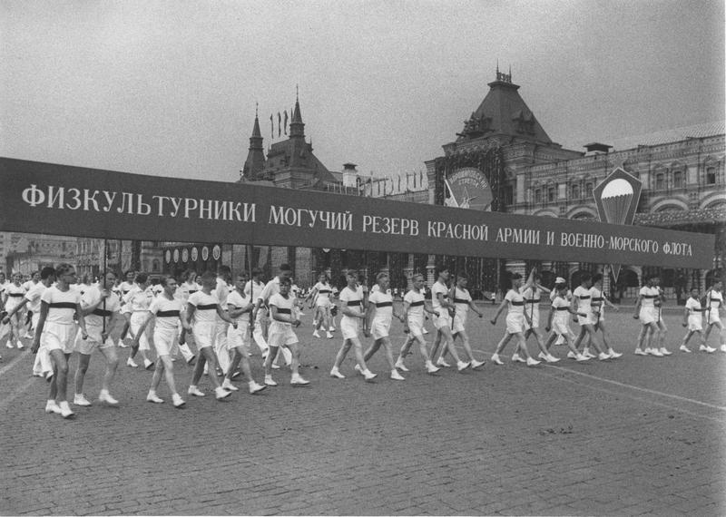 Парад на Красной площади, 1 мая 1940, г. Москва. Выставка «Первомайские транспаранты» с этой фотографией.