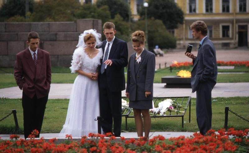 Жених и невеста с друзьями на Марсовом поле, 1995 год, г. Санкт-Петербург