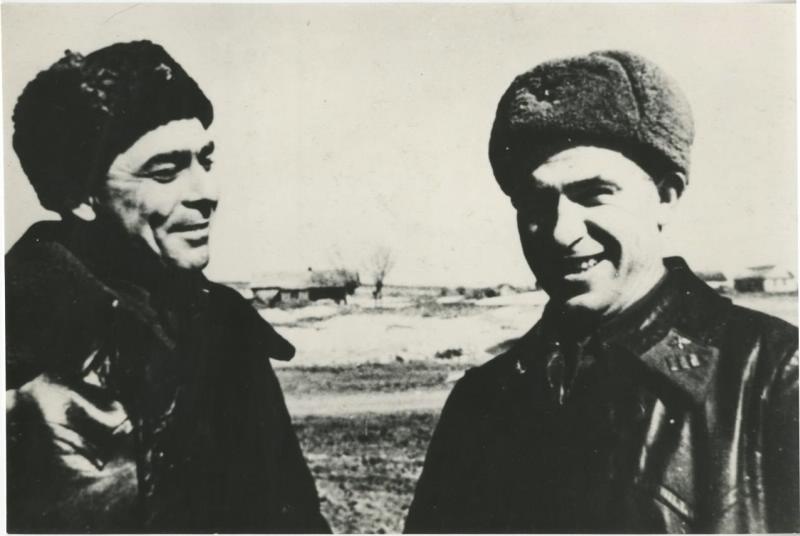 Леонид Брежнев с летчиком, 1941 - 1942