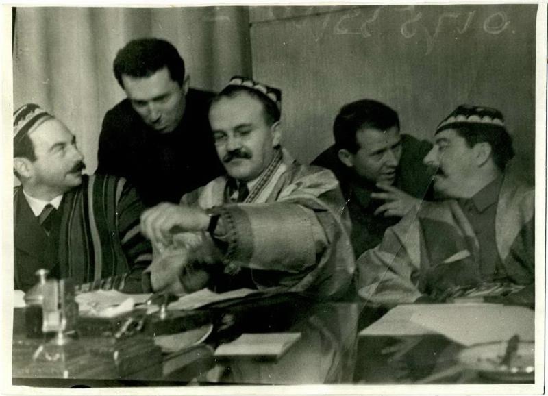 Вячеслав Молотов, Иосиф Сталин в национальных халатах, преподнесенных им колхозниками на приеме делегаций Таджикистана и Туркменистана, 1935 год, г. Москва