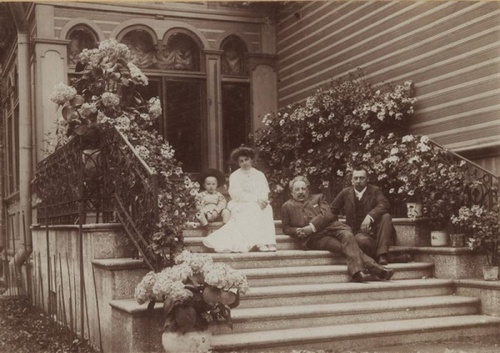 Анастасия Вяльцева и ее воспитанник Женя Ковшаров на ступенях у входа на ее виллу в Ялте, 1900-е, Крым, г. Ялта