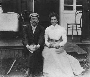 Ольга Книппер и Антон Чехов. Из альбома спектакля «Три сестры», 1901 год, Московская губ., Клинский у.. Выставки «Лица культуры» и «"Свободы хочется и денег…": из писем Чехова», «На крыльце» и видео «Чехов: "Медицина — жена, литература — любовница"», «Московский Художественный театр»&nbsp;и видео «Не верю!» с этой фотографией.
