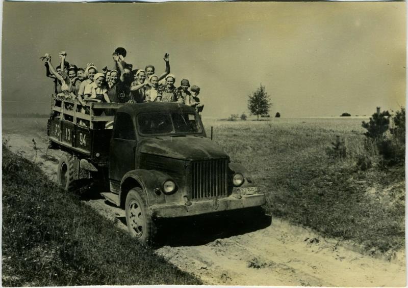Колхозники едут на полевой стан, 1957 год, Рязанская обл.