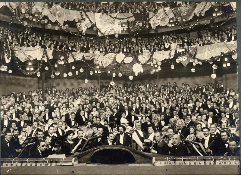 Праздничный бал в театре, 1900-е. Видеовыставка «Мечта всех детей» с этой фотографией.&nbsp;