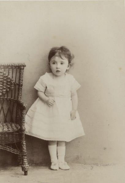 Портрет маленькой девочки, 1910 - 1915, г. Москва. Альбуминовая печать.